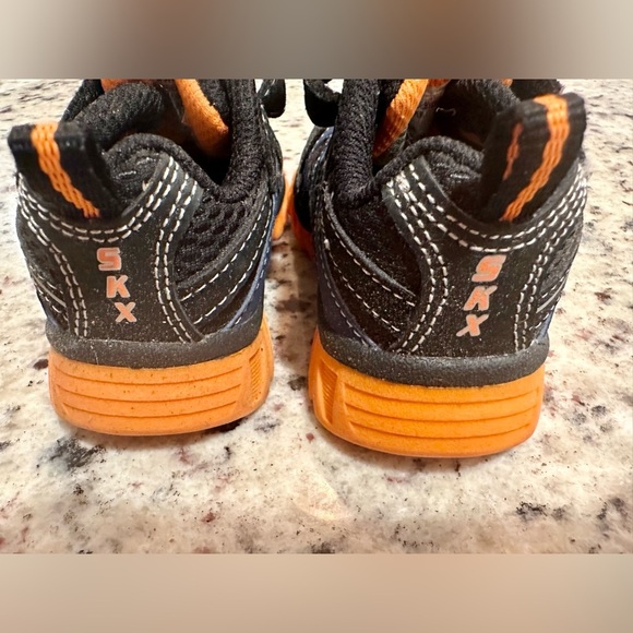 Baby sneakers size 5 - Picture 3 of 4